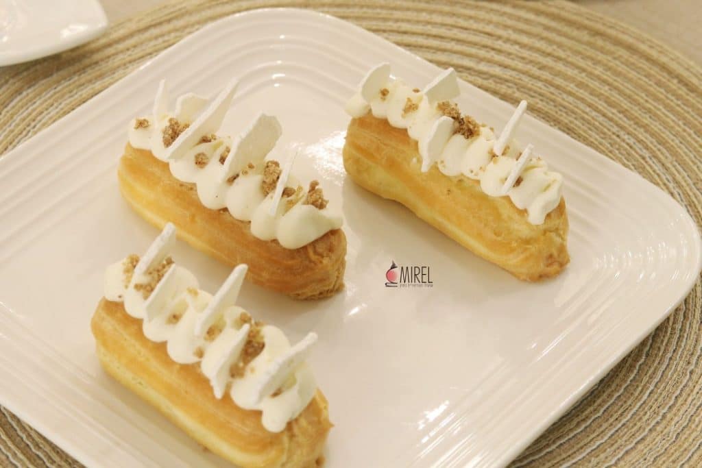 אקלר עוגת גבינה ופירורי פאקן של MIREL תכשיטי שוקולד וקונדטוריית בוטיק