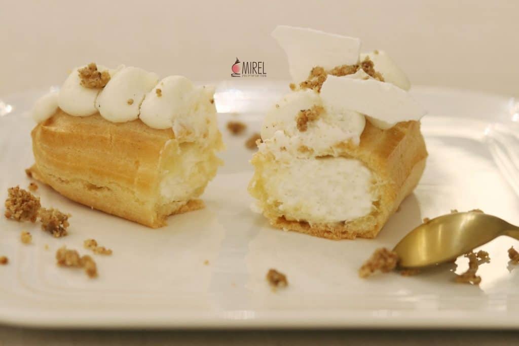 אקלר עוגת גבינה ופירורי פאקן של MIREL תכשיטי שוקולד וקונדטוריית בוטיק