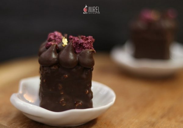 עוגת שוקולד בציפוי קרנצי-מתכון לפסח בהדרכה מצולמת